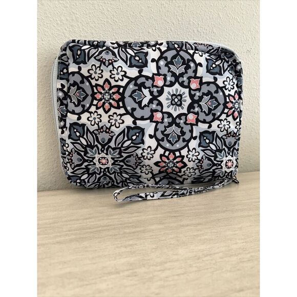 Vera Bradley Lighten Up Wipes Wipe Pouch Lisbon Medallion NWT - Picture 3 of 6